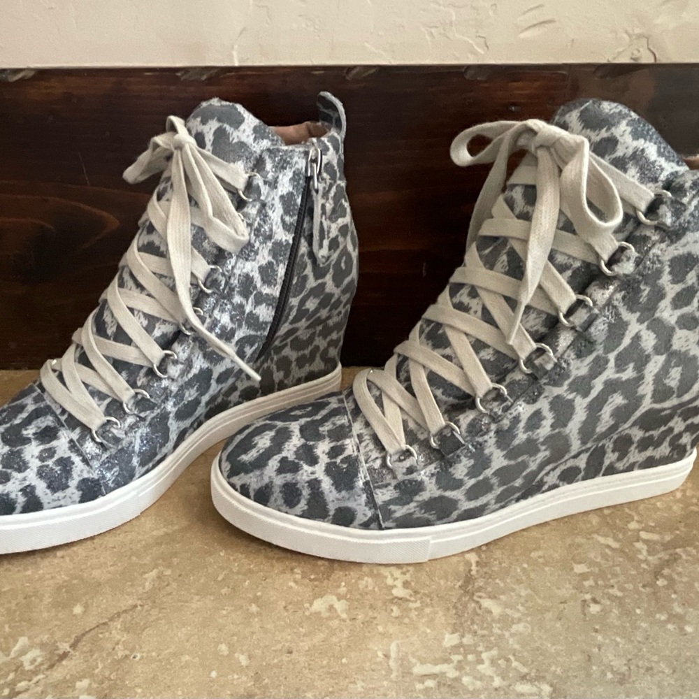 Price Drop๐ Linea Paolo Fenton Leopard Wedge Sneaker Like NEW! - Picture 5 of 11